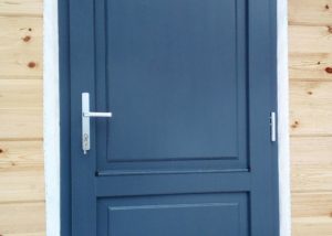 Деревянная дверь в доме из клееного бруса