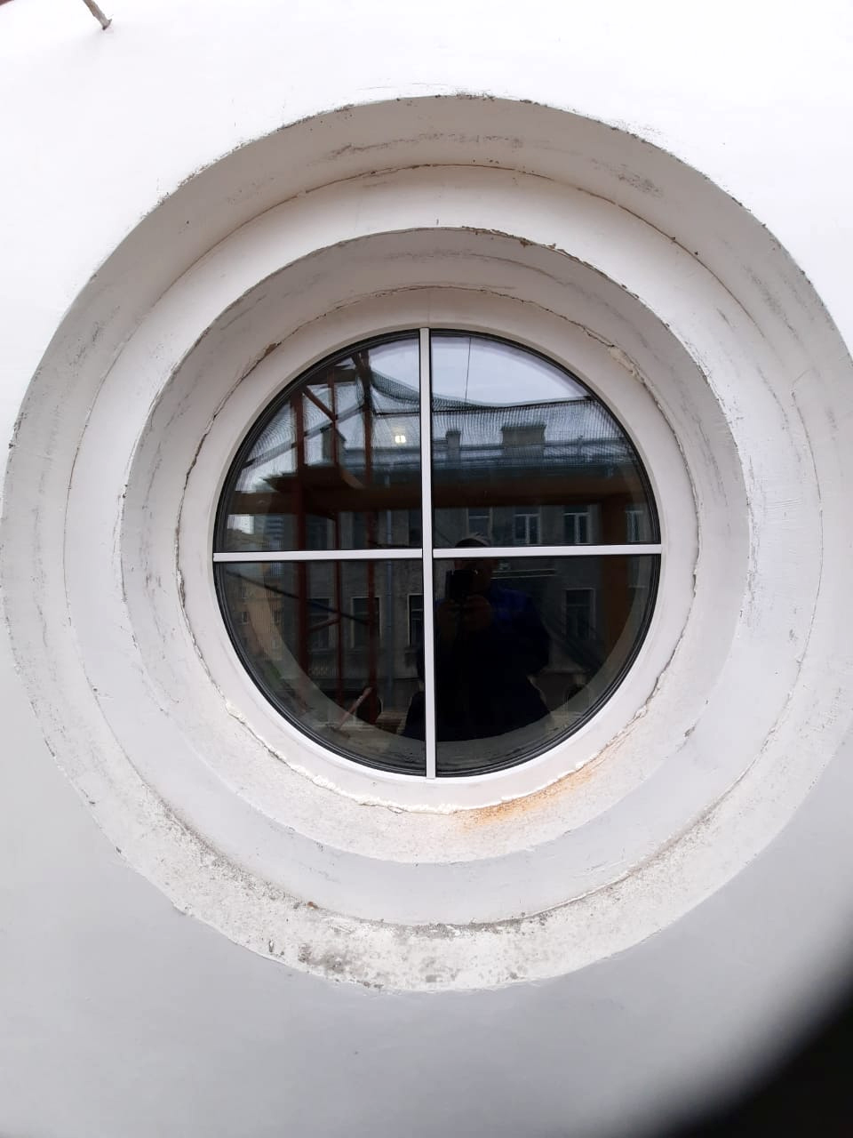 Круглое окно ПВХ с фальш накладкой